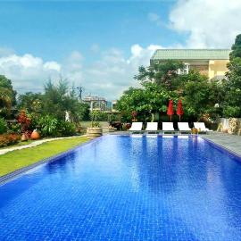 海比尼斯, hotel Csecsengben