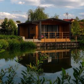 Roztoczański Domek nad Stawem z jacuzzi, hotel v destinácii Nowiny