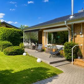 Modernes großes Haus 125qm bei Hamburg - Familien, Gruppen & Business, WiFi 100Mbit Glasfaser, Kamin, Garten 760 qm, zwei Bäder, khách sạn ở Quickborn