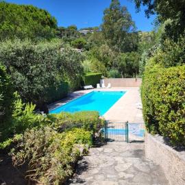 Charmante maison mitoyenne avec piscine, jardin et accès privé à la plage Sainte-Maxime, hotel in Sainte-Maxime