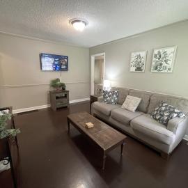 The Bungalow - 15 Min to Downtown, hotel in Center Point