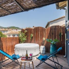 Duplex Terrasse Jacuzzi Privatif & Vue Cévennes, hotel v destinaci Saint-Jean-du-Gard