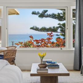 The Big Yellow House by the beach, ξενοδοχείο σε Summerland
