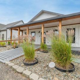 Modern cottage with covered deck grill & fireplace - walk to beach-bars-dining โรงแรมในลองบีช
