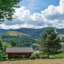 Chalet entier, vue panoramique, ruisseau et sauna., hotell i Bussang