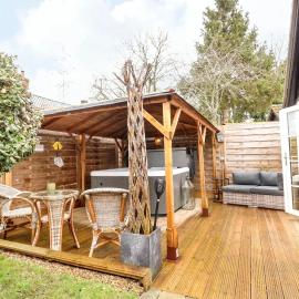 Tiny Home with Hot Tub, hotelli kohteessa Roydon