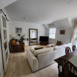 Bright and spacious Dunkeld retreat with balcony and private parking، فندق في دنكيلد