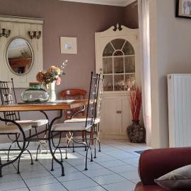 Jolie maison au jardin fleuri