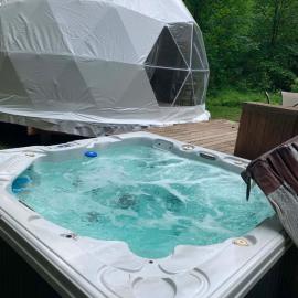 Le dôme des yourtes du petit ruisseau, hotel u gradu 'Mandeville'
