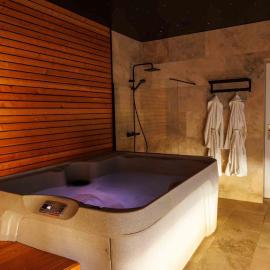 Evasion à deux - Suite romantique avec Spa privatif, hotel in Roanne