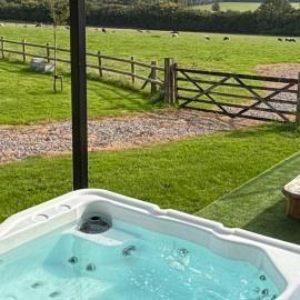 Luxury Lake Front Escape With Hot Tub, hotel in Bonvilston