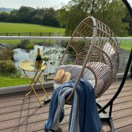 Luxury Lake Front Escape With Hot Tub, hotel a Bonvilston