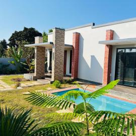 Shubbys Villa, hotel in Dar es Salaam