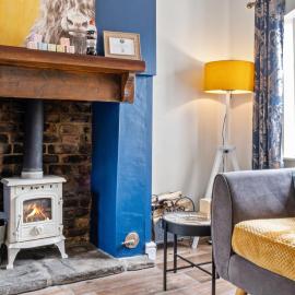 Charming 2-BR Cottage in Stonehouse with Courtyard Garden and Log Fire