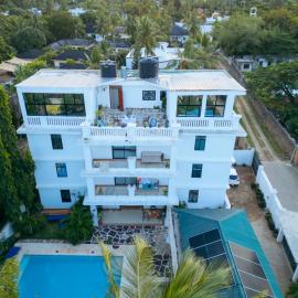 Diani Luxe Villa ,Private Suites with Kitchens, 600m from Diani Beach