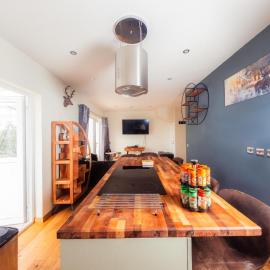 Elegant Seaview Cottage with Hot Tub 3 SH3, hotel v mestu Carbost