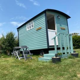 Hut 4 Ewe glamping pod with shared facilities