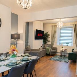 3-Bed Home with Hot Tub, Sleeps 9,Parking