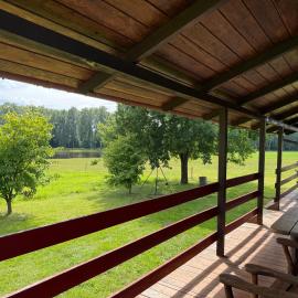 Drewniany domek nad stawami