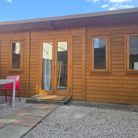Urban Log Cabin near zone 2 tube, hotel in London