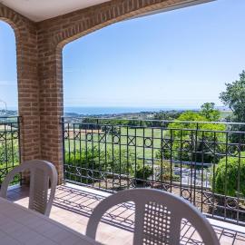 Villino Boschetti - A terrace overlooking the sea of Vasto, hotelli kohteessa Cupello