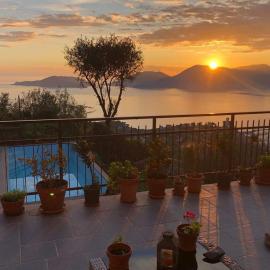 House with garden,BBQ, and optional access to Spa -sauna,Jacuzzi and pool-, hotel in Sarzana