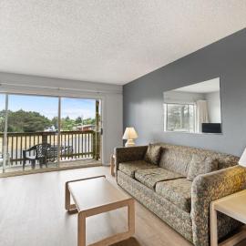 Pet-Friendly Family Suite - Kitchen and Fireplace - Pool and Hot Tub, хотел в Оушън Шорс