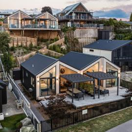 Roam Taupo Lake Front Unit 1 - Spa Pool, hotel in Taupo