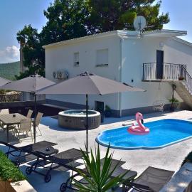Modern Villa Bura with 3 bedrooms, pool & hot tub, Hotel in Srinjine