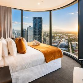 Sky-High Luxury Southbank Heated Pool, Gym, Sauna, Steam, Bar