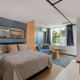 Bondi Beach Studio, private patio, parking, Air Con
