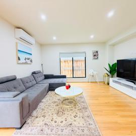 Azure Haven Luxury 4BR Home with 4 Ensuite Bathrooms, hotel in Wyndham Vale