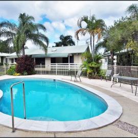 Maroochy River - Peaceful 2-Bedroom Cabin, Resort Pool