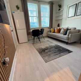 Stunning 1BR Near Hampton Court Free Parking