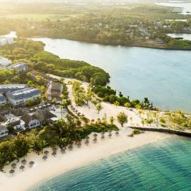 Azuri Villa with Beach, Pools, Gym, Golf, Shops, Restaurants, Spa, Boat activities, Tennis &Paddle court, kids corner, hotel in Roches Noires