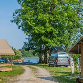 Camping Onlycamp Les Peupliers, hotel u gradu Lepin-le-Lac