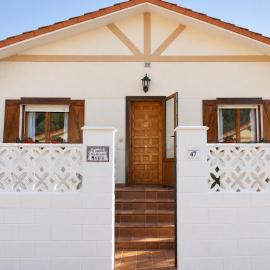 Cómodo y coqueto chalet con jardín en Argoños, hotel u gradu 'Argoños'