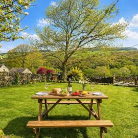 The Old Smithy, hotel in Langsett