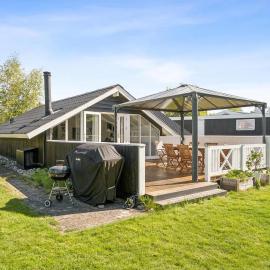 3 Bedroom Lovely Home In Dronningmølle