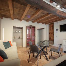 Boutique Apartment - Casa Squarcia - Apartment Artista, готель у місті Берчето