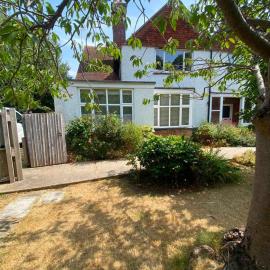 Coastal apartment garden sleeps 6