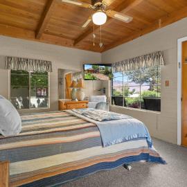 Comfortable, Quiet 395 Cabin 3 w/ Mountain View Near Topaz Lake, hotel en Coleville