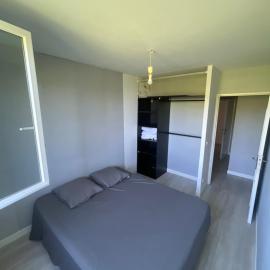 Chambre individuel à louer cher habitant au pied du tram, hotel in Lormont