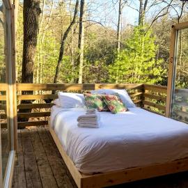 Charming Tree House with a Hot Tub in Chattahoochee National Forest, Georgia, hotel u gradu Suches