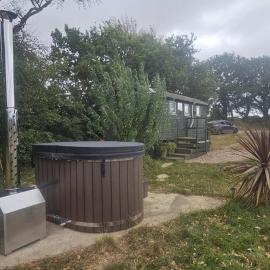 Cosy Off Grid Shepherds Hut with Wood Fired Hot Tub, hotel a Cheriton Bishop