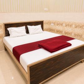 Usha Atithi Niwas Near By Jain Mandir Walking Distance Shree Ram Mandir 150mtr NON AC Rooms Available, Hotel in Ayodhya