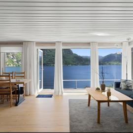 Cozy cabin by the waterfront, tranquility, nature, and fjords, hotel u gradu 'Jørpeland'