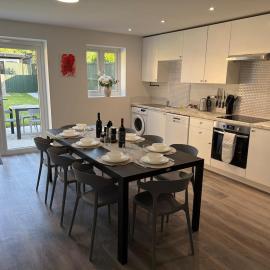 Step-Free, Open Plan, 4Bdr6Beds, 4Bthrms, Parking, Garden near Beatles Sites