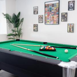Rock Retreat At Sanctuary Lakes Estate with Scenic Backyard, Pool Table, 4 Bedrooms in Point Cook, hotel Point Cookban
