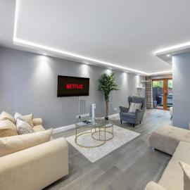 Exclusive Offers I 4 Bedroom House I Free Parking I Sleeps 10 I Elevate Living Estates Short Lets & Serviced Apartments